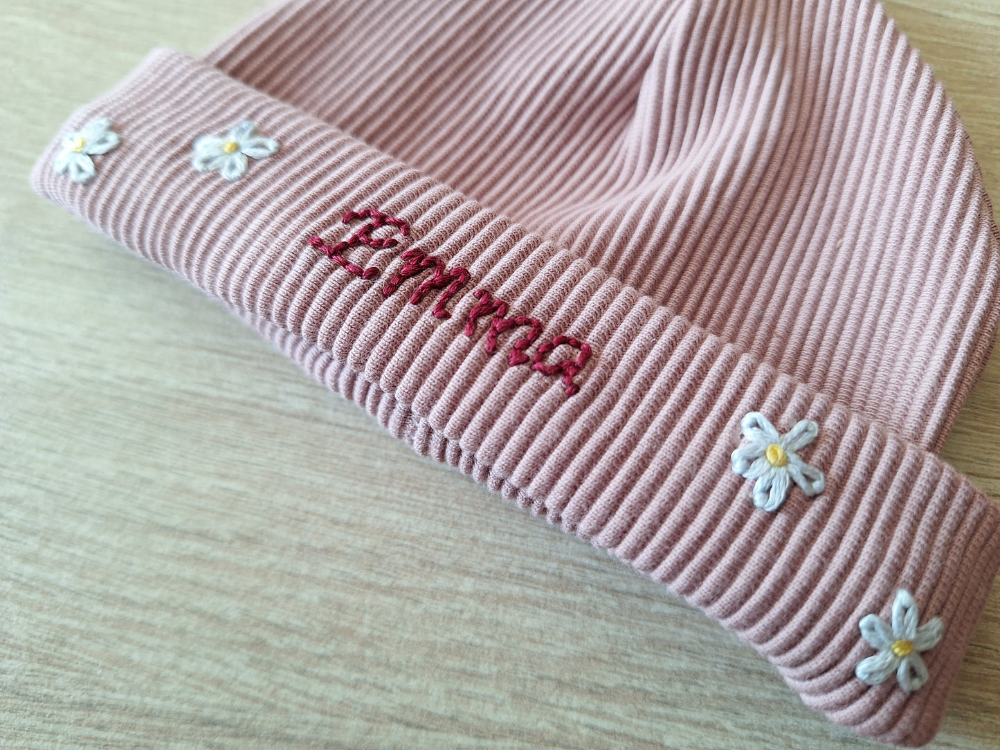 Handgeborduurd babymutsje met naam en decoratie