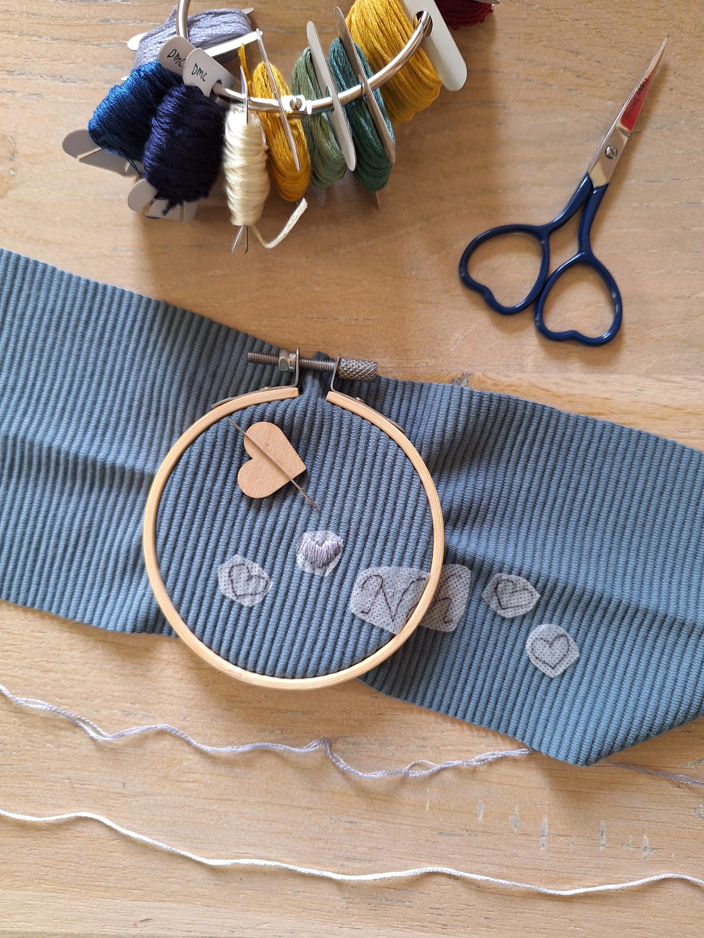 Handgeborduurd babymutsje met naam en decoratie