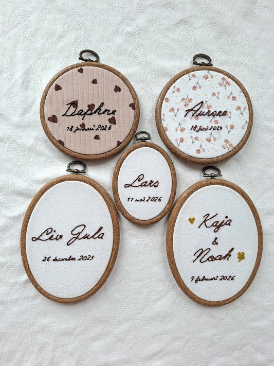 Geboorteborduurwerk van babykleding of linnen