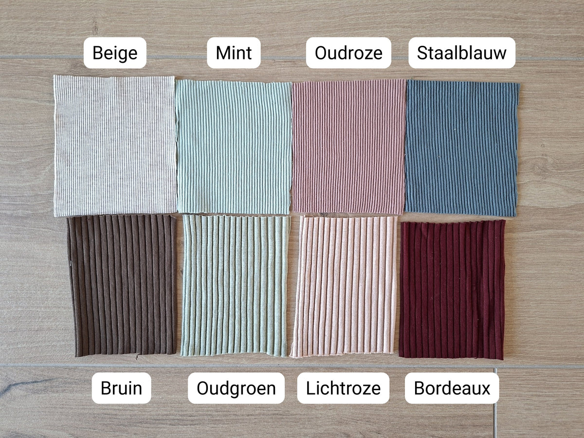 Handgeborduurd babymutsje met naam en decoratie
